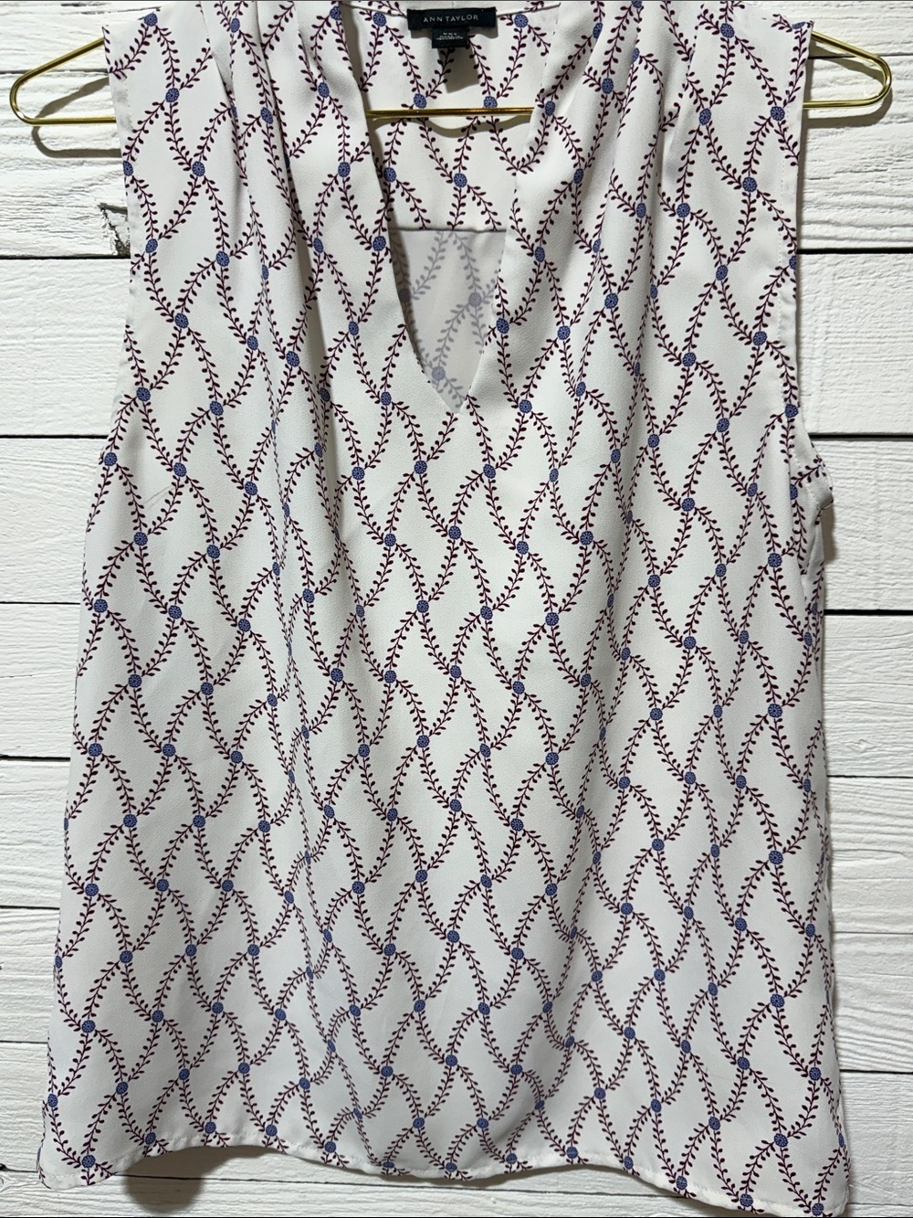 Ann Taylor White Sleeveless Printed V-Neck Camisole - Picture 4 of 5